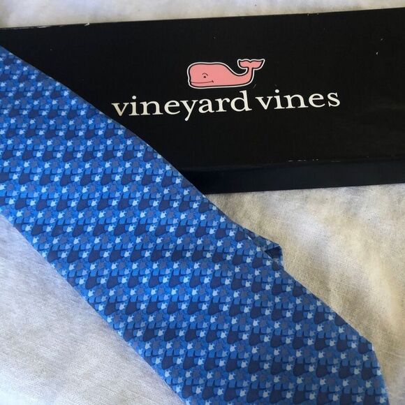 Vineyard Vines 100% silk Blue printed Tie￼ - Picture 1 of 7